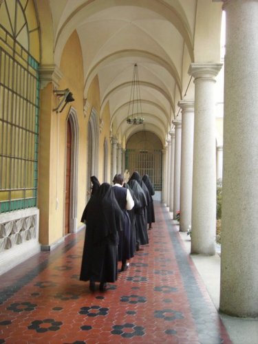 Processione nel chiostro per entrare in coro